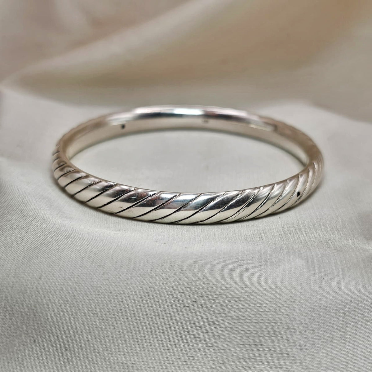 Hollow Diagonal Ribbed Bracelet