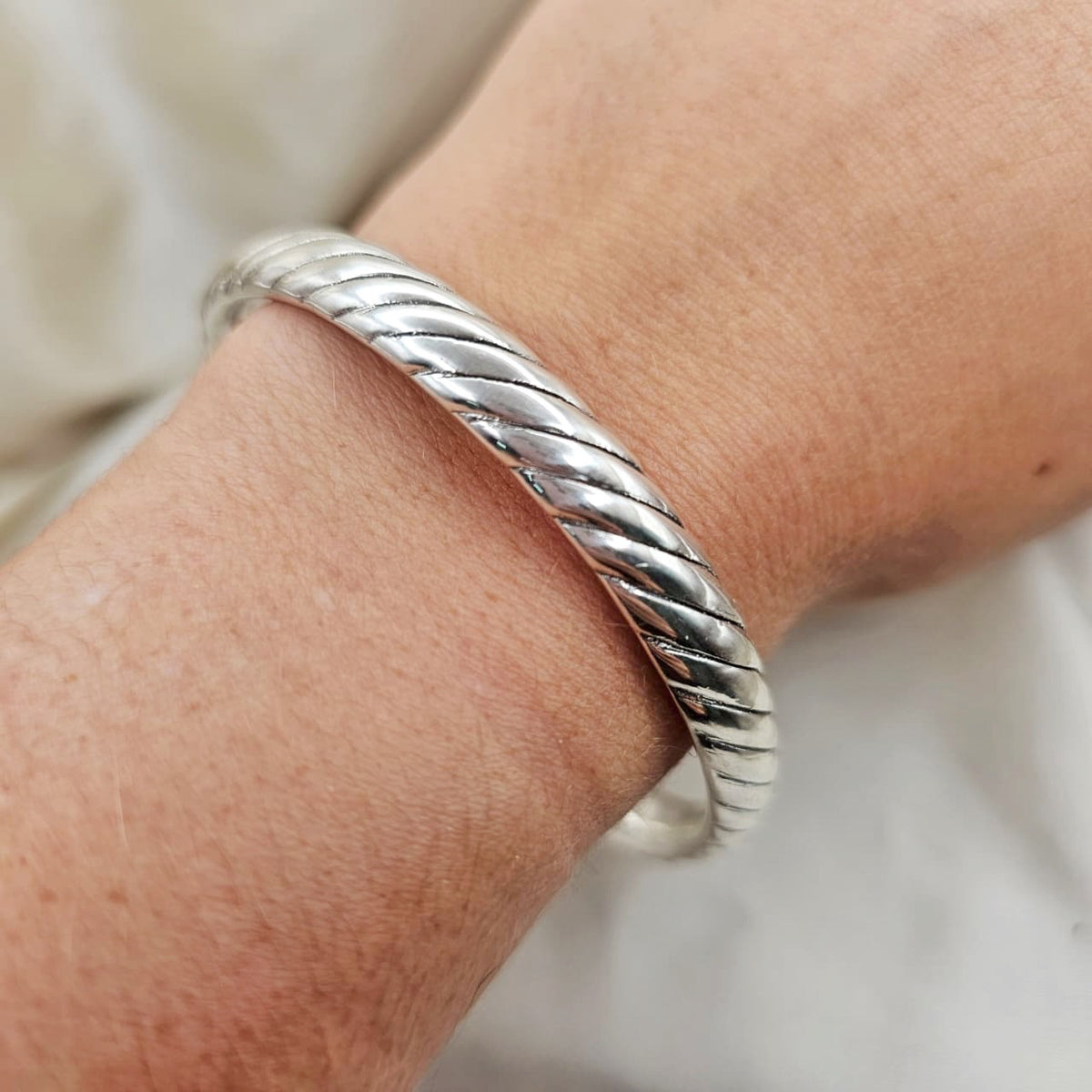 Hollow Diagonal Ribbed Bracelet