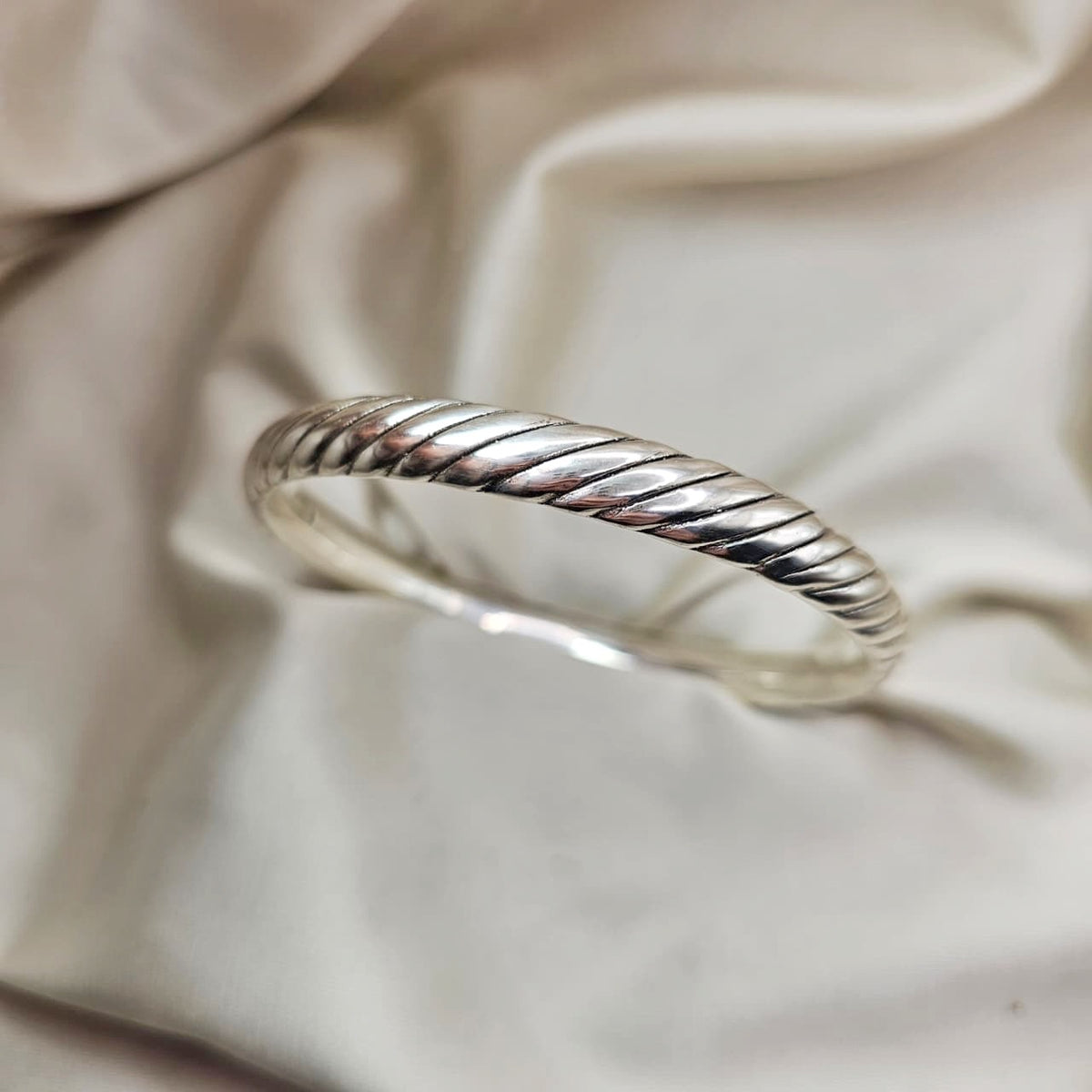Hollow Diagonal Ribbed Bracelet