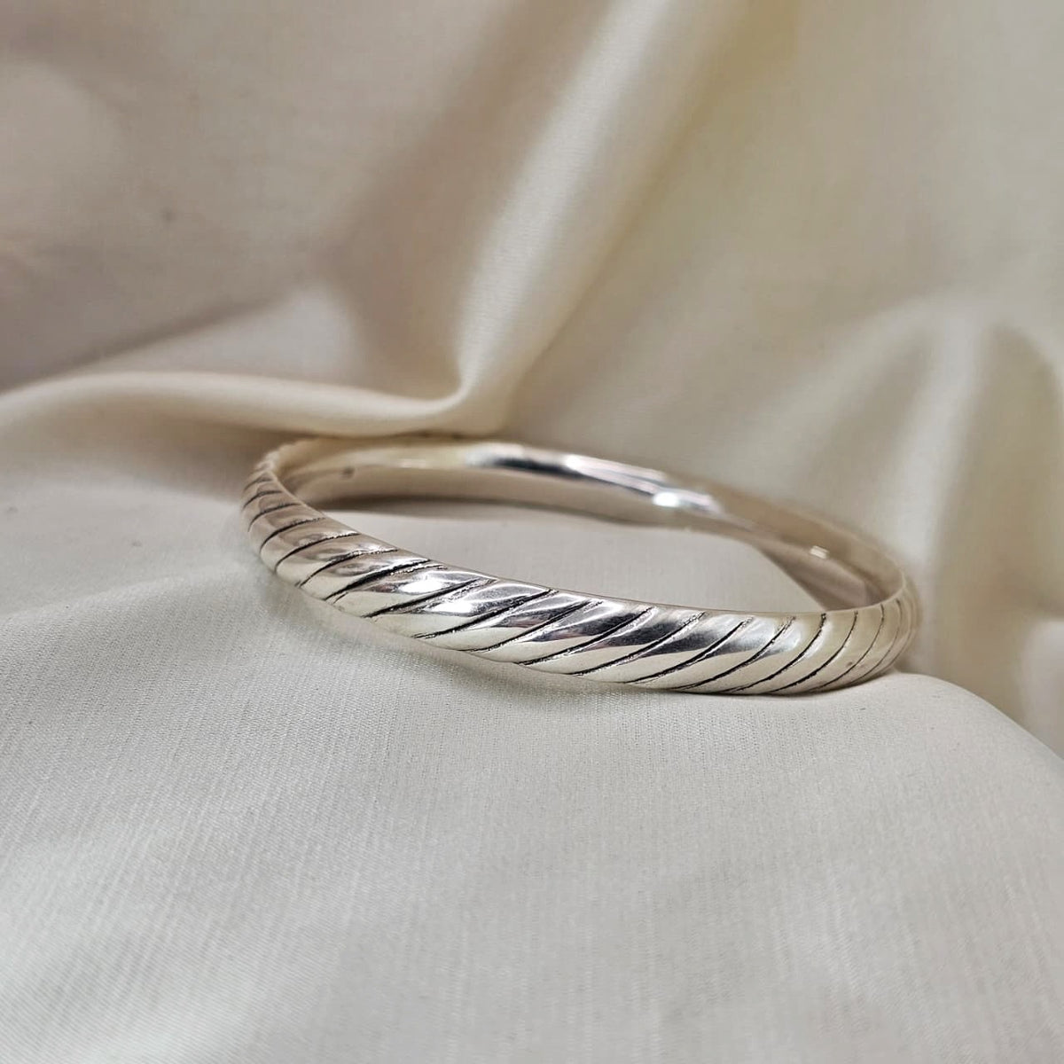 Hollow Diagonal Ribbed Bracelet