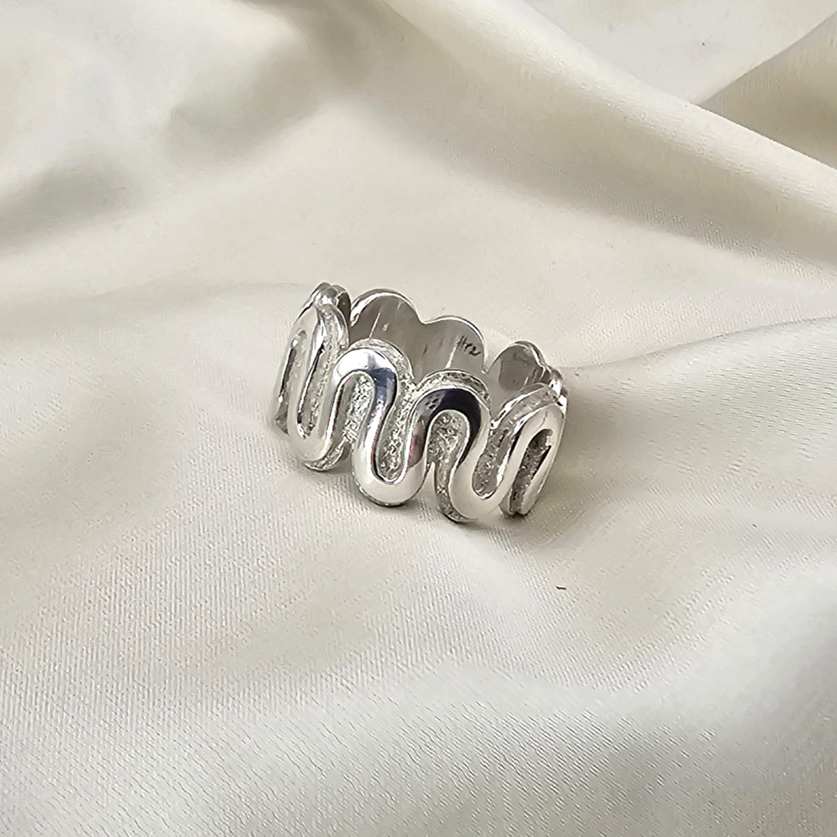 Meander Chunky Statement Ring image 4