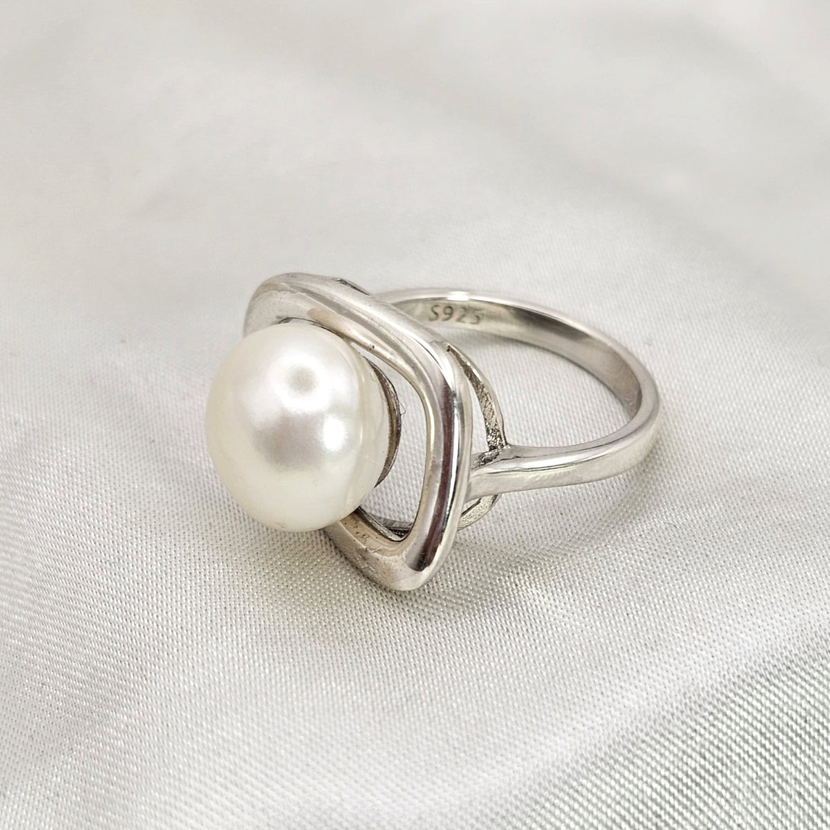 Freshwater Pearl Geometric Ring image 3