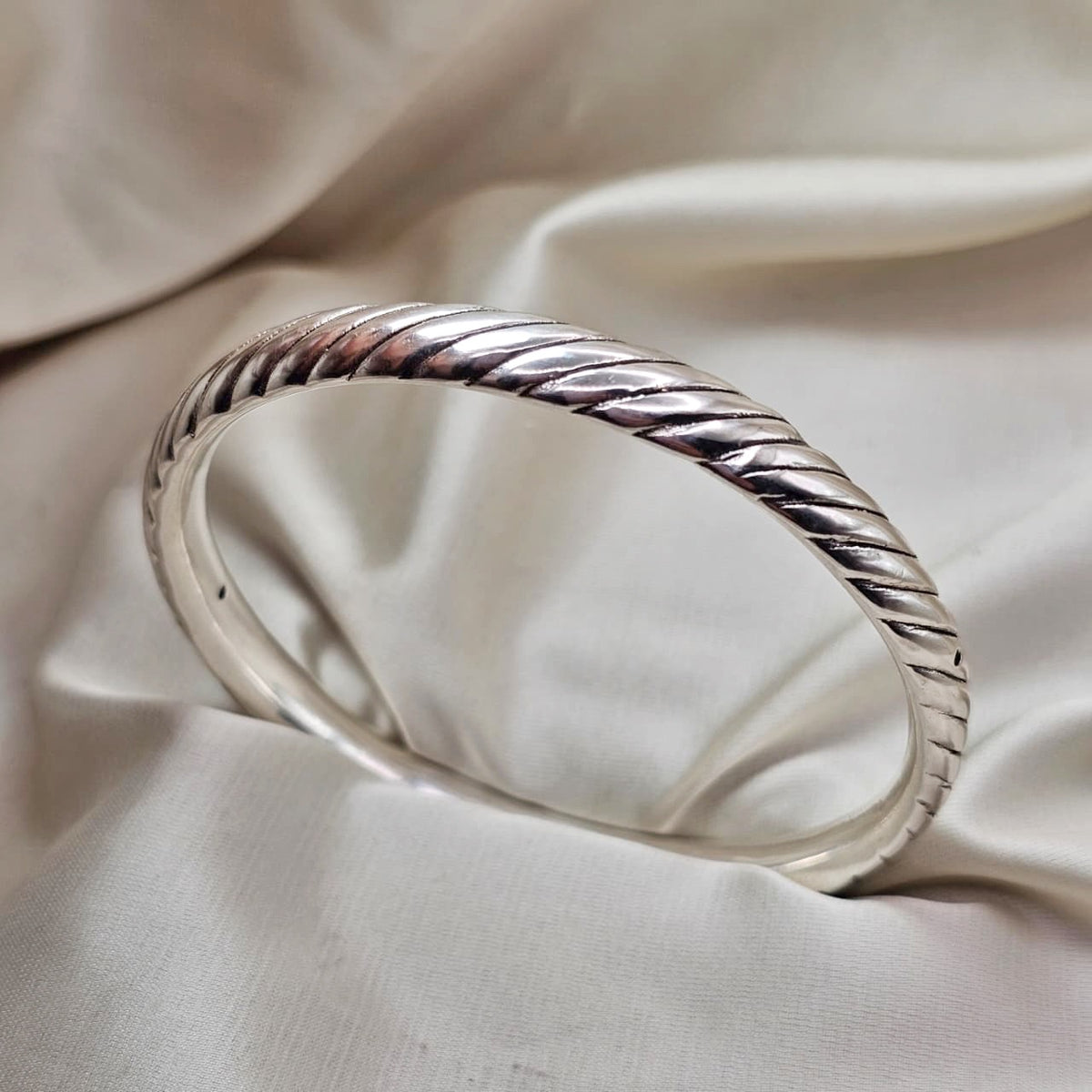 Hollow Diagonal Ribbed Bracelet