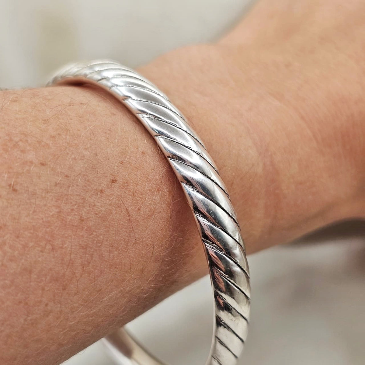 Hollow Diagonal Ribbed Bracelet